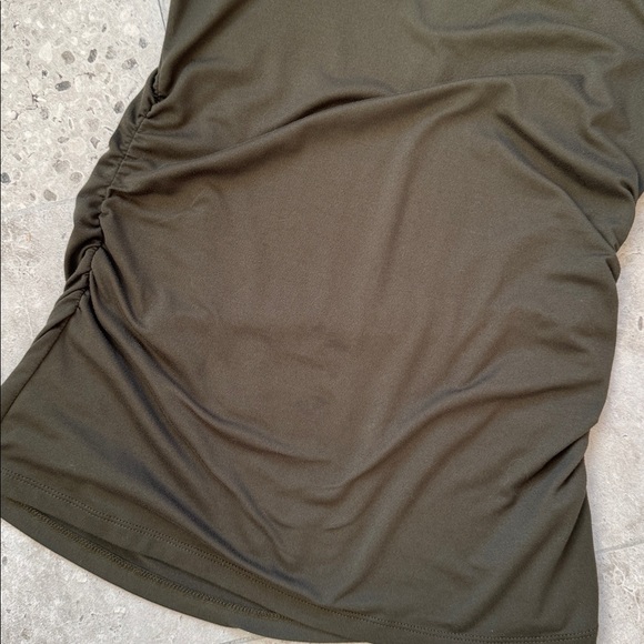 💚 Dark Green Short Sleeve Top with Ruched Sides
Size Medium - Picture 4 of 4